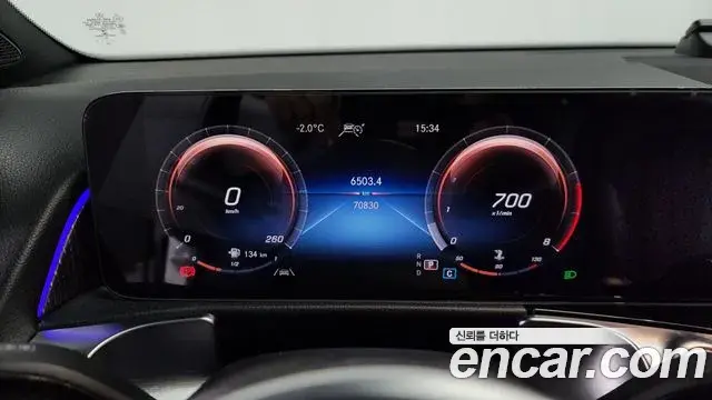 Mercedes-Benz GLB-Class 2021 — Photo 16/20
