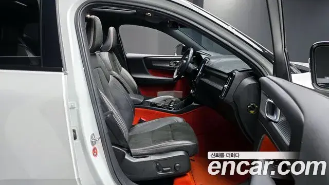 Volvo XC40 2020 — Photo 6/20