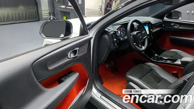 Volvo XC40 2020 — Photo 1/20