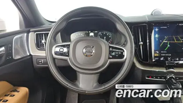 Volvo XC60 2018 — Фото 10/20