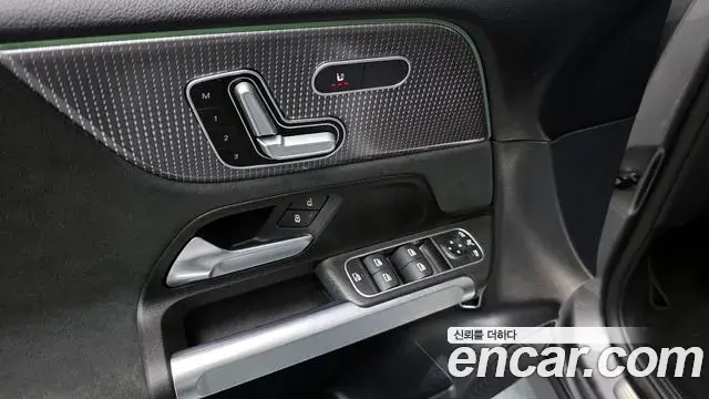 Mercedes-Benz GLB-Class 2022 — ფოტო 16/20