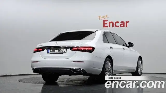 Mercedes-Benz E-Class 2022 — ფოტო 16/20