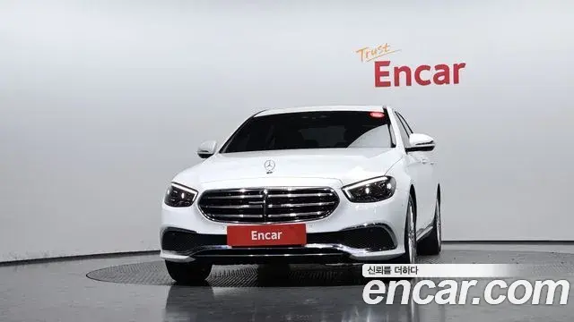 Mercedes-Benz E-Class 2022 — ფოტო 18/20