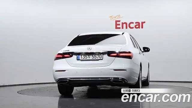 Mercedes-Benz E-Class 2022 — ფოტო 11/20