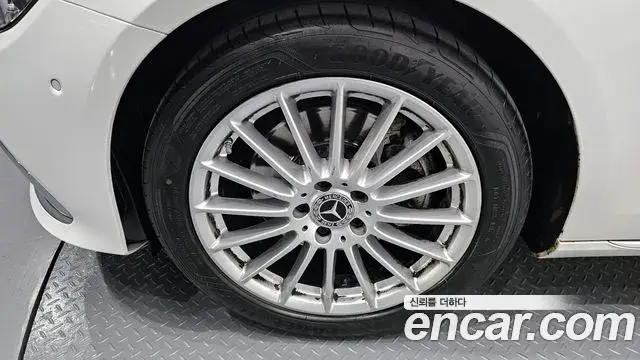 Mercedes-Benz E-Class 2022 — ფოტო 8/20
