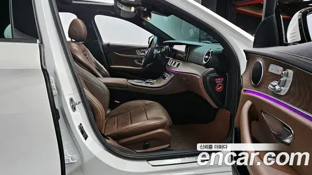 Mercedes-Benz E-Class 2022 — ფოტო 4/20