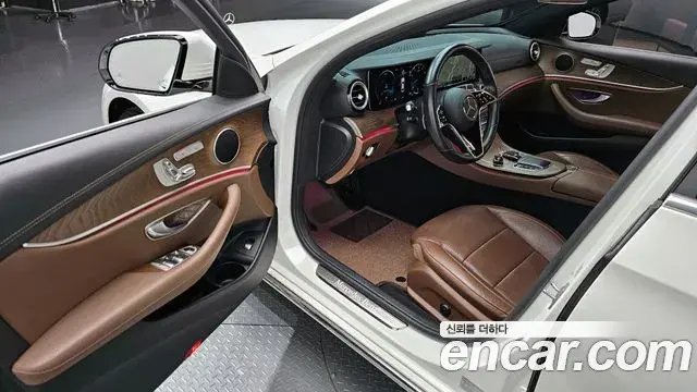 Mercedes-Benz E-Class 2022 — ფოტო 19/20