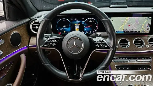 Mercedes-Benz E-Class 2022 — ფოტო 17/20