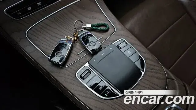 Mercedes-Benz E-Class 2022 — ფოტო 7/20