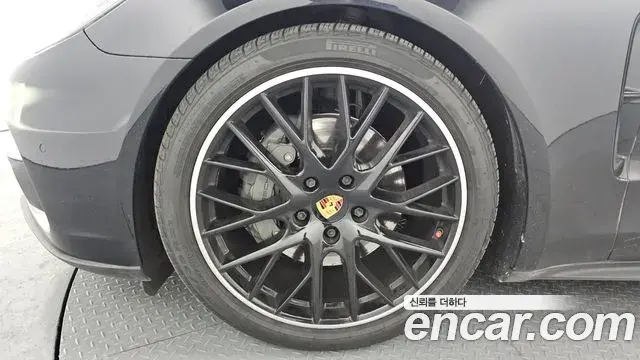 Porsche Panamera 2018 — Photo 19/20