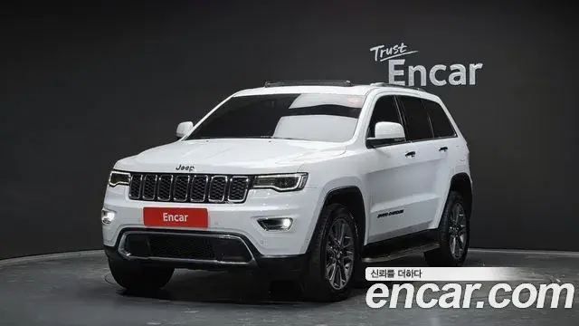 Jeep Grand Cherokee 2018 — ფოტო 8/20