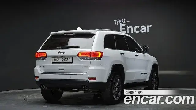 Jeep Grand Cherokee 2018 — ფოტო 14/20