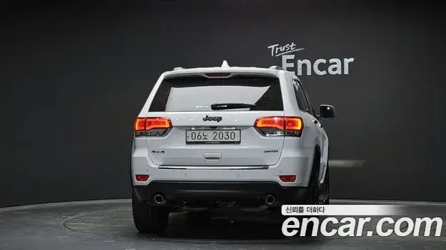 Jeep Grand Cherokee 2018 — ფოტო 16/20