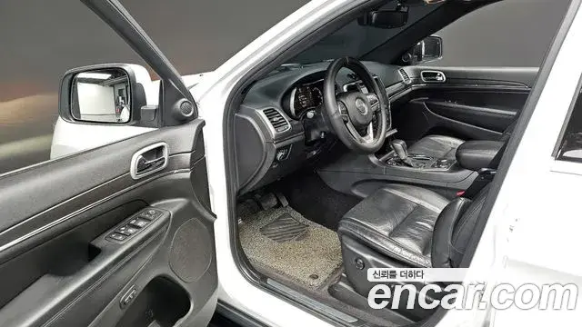 Jeep Grand Cherokee 2018 — ფოტო 18/20
