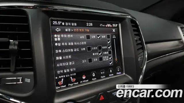 Jeep Grand Cherokee 2018 — ფოტო 15/20
