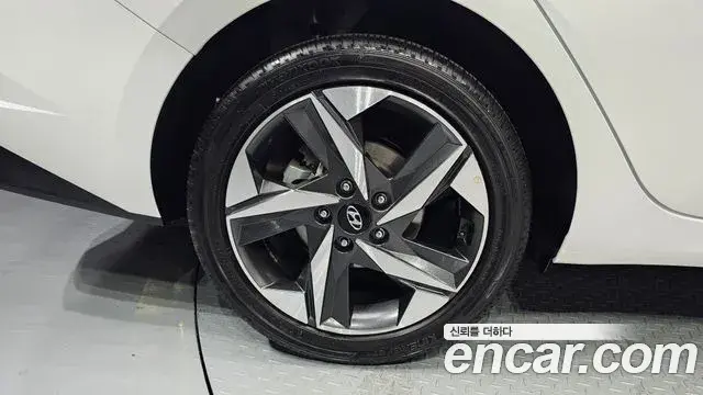 Hyundai The New Avante Hybrid 2023 — Photo 12/20