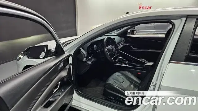 Hyundai The New Avante Hybrid 2023 — Photo 10/20