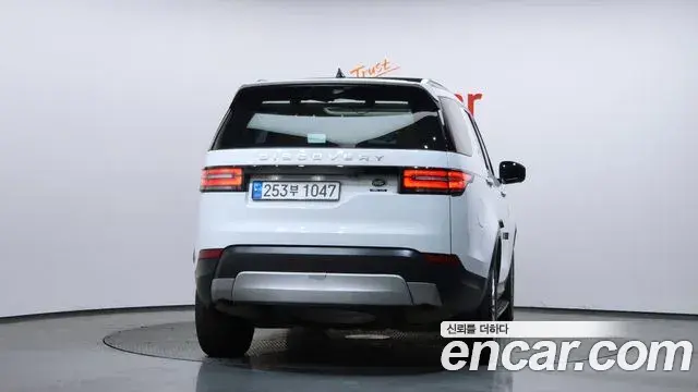 Land Rover Discovery 5 2018 — Фото 4/20