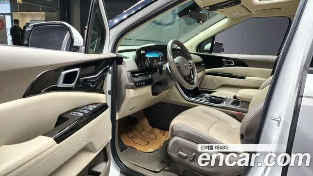 Kia Carnival 2022 — ფოტო 17/20