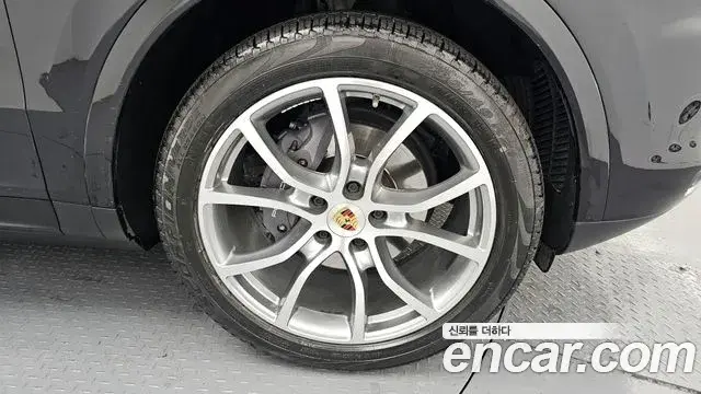 Porsche Cayenne 2021 — Photo 9/20
