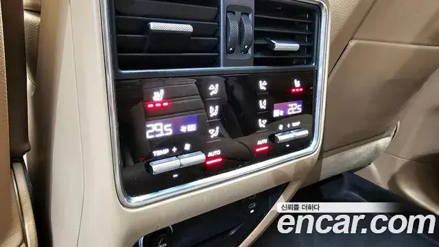 Porsche Cayenne 2021 — Photo 8/20