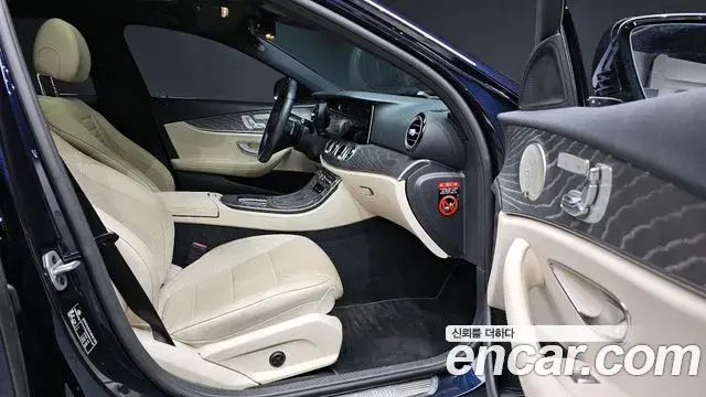 Mercedes-Benz E-Class 2022 — ფოტო 17/20