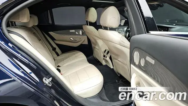 Mercedes-Benz E-Class 2022 — ფოტო 8/20