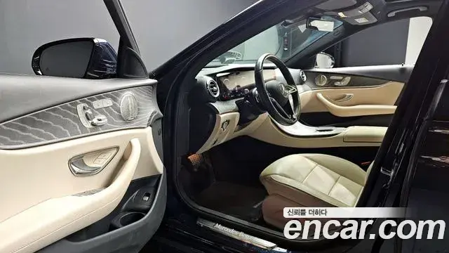 Mercedes-Benz E-Class 2022 — ფოტო 18/20