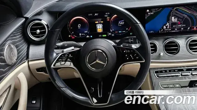 Mercedes-Benz E-Class 2022 — ფოტო 15/20