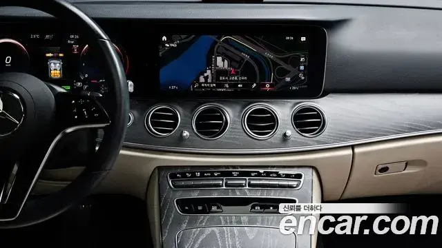 Mercedes-Benz E-Class 2022 — ფოტო 13/20