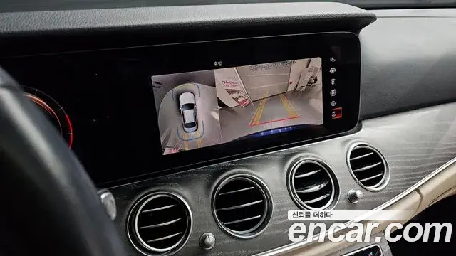 Mercedes-Benz E-Class 2022 — ფოტო 19/20