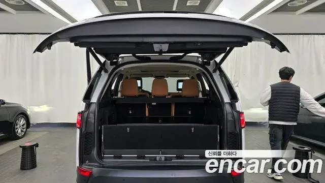 Land Rover Discovery 5 2019 — Photo 16/20