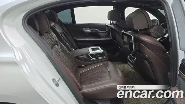 BMW 7 Series 2021 — ფოტო 8/20