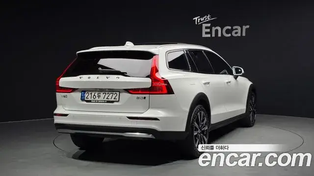 Volvo V60 Cross Country 2022 — Фото 2/20
