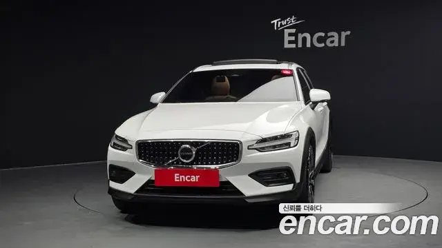 Volvo V60 Cross Country 2022 — Фото 3/20