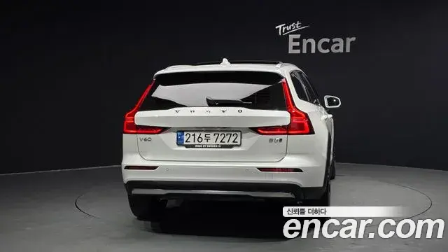 Volvo V60 Cross Country 2022 — Фото 4/20