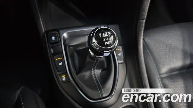Hyundai Veloster 2018 — Photo 9/20