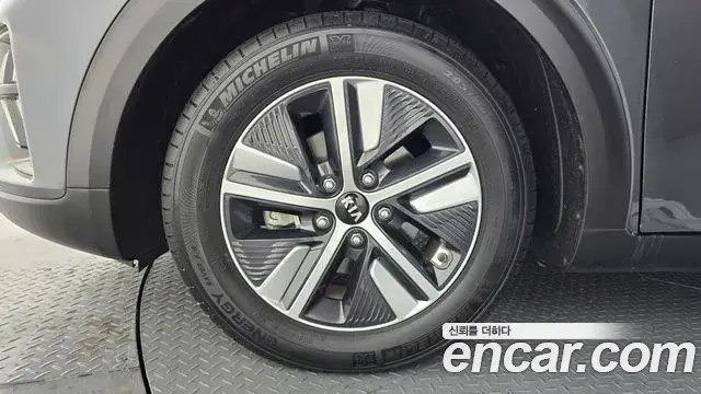 Kia Niro 2021 — ფოტო 19/20