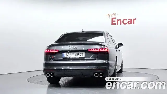 Audi A4 2021 — Фото 4/20