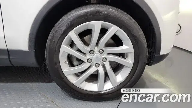 Land Rover Discovery 5 2018 — Şəkil 15/20