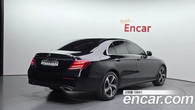 Mercedes-Benz E-Class 2020 — Photo 1/20