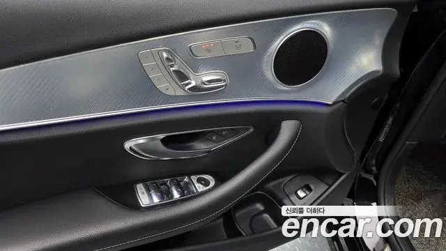 Mercedes-Benz E-Class 2020 — Photo 11/20