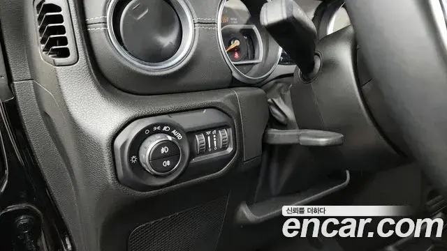 Jeep Wrangler 2022 — Фото 18/20