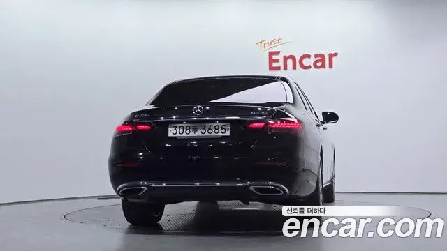 Mercedes-Benz E-Class 2023 — ფოტო 18/20