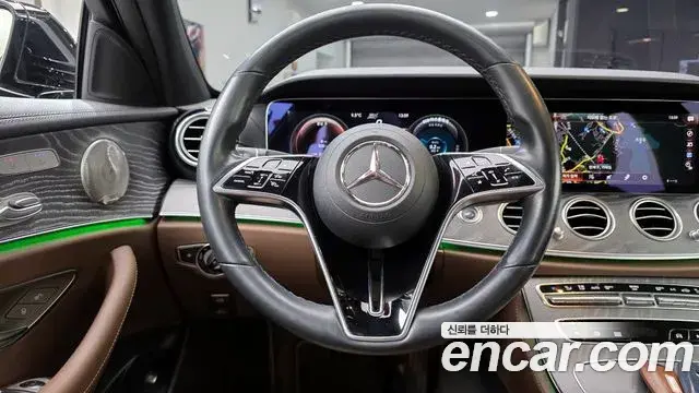 Mercedes-Benz E-Class 2023 — ფოტო 15/20