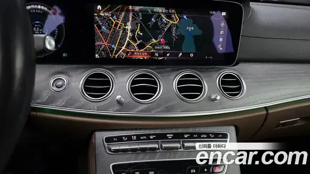 Mercedes-Benz E-Class 2023 — ფოტო 13/20