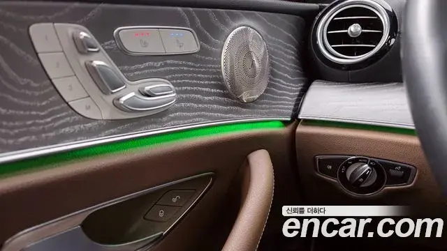 Mercedes-Benz E-Class 2023 — ფოტო 17/20