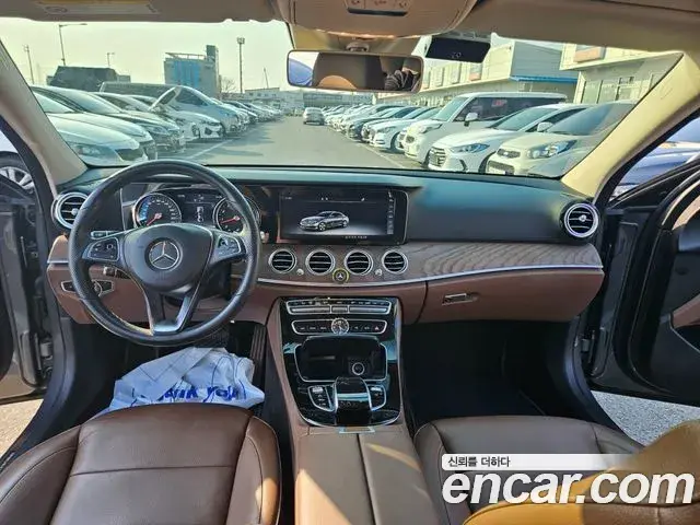 Mercedes-Benz E-Class 2018 — ფოტო 18/19