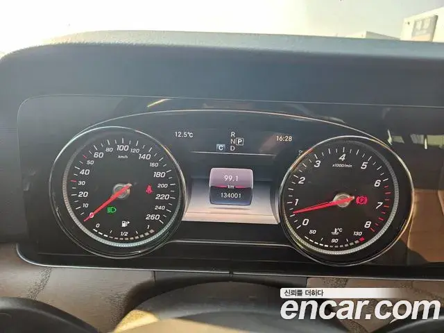 Mercedes-Benz E-Class 2018 — ფოტო 9/19