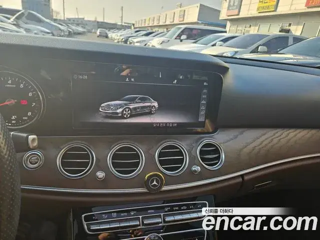 Mercedes-Benz E-Class 2018 — ფოტო 15/19
